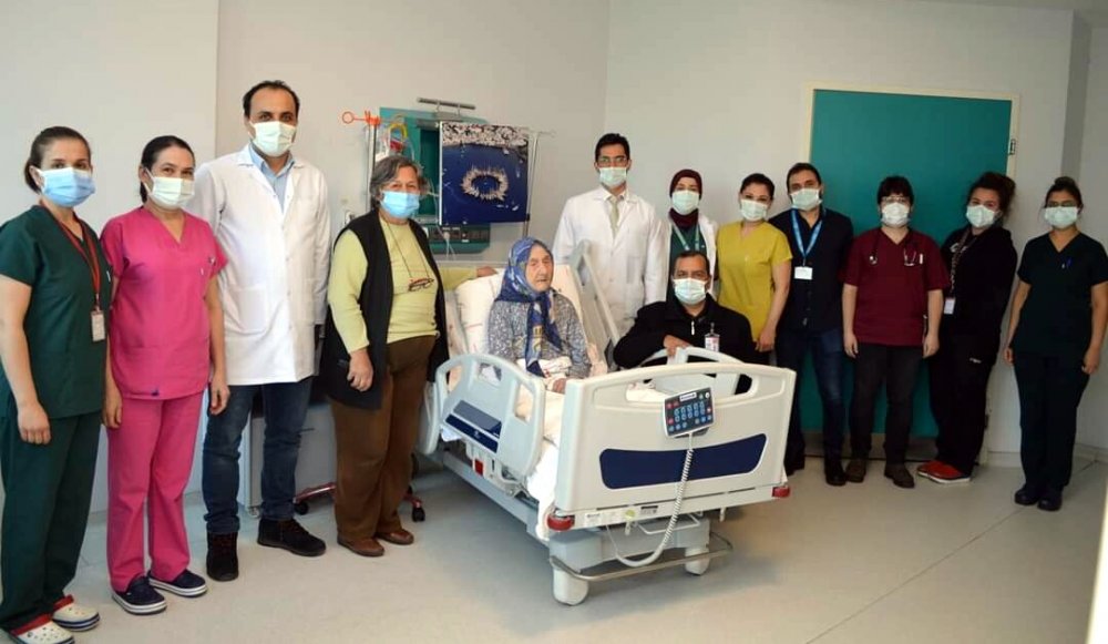 98 yaşında koronavirüsü yenip, taburcu oldu