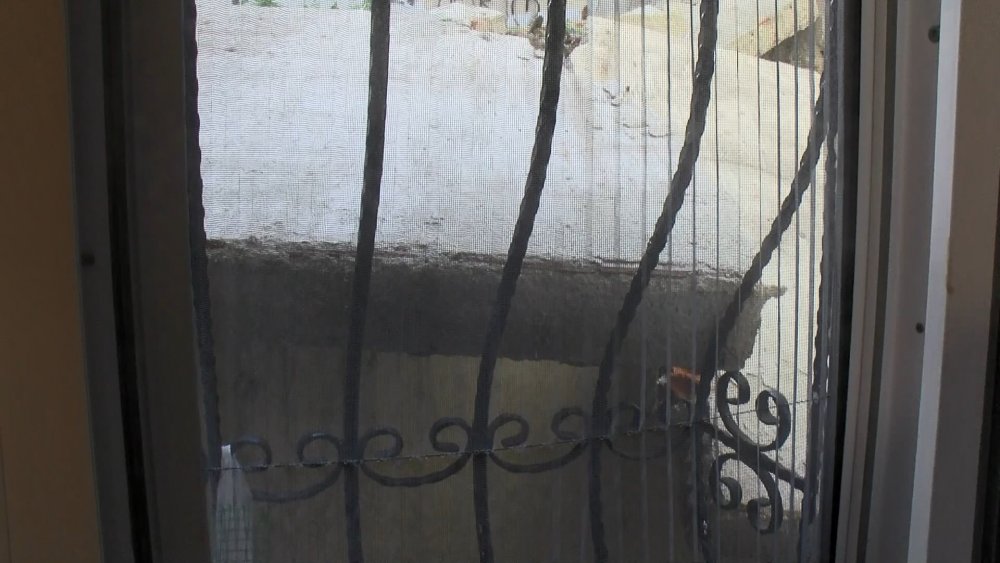 Balkona çıkacaklardı, metruk binanın duvarı dairelerinin üstüne düştü