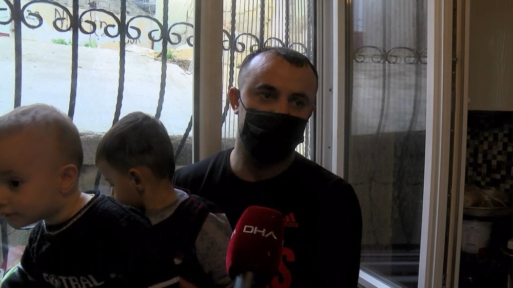 Balkona çıkacaklardı, metruk binanın duvarı dairelerinin üstüne düştü