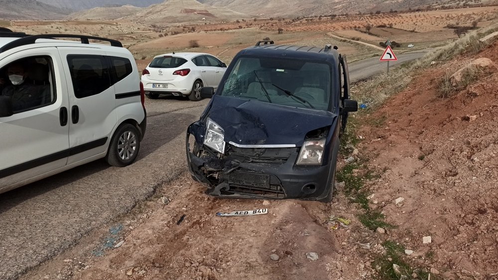 Batman'da, hafif ticari araç ile kamyonet çarpıştı: 5 yaralı