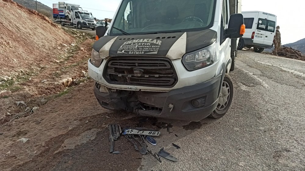 Batman'da, hafif ticari araç ile kamyonet çarpıştı: 5 yaralı