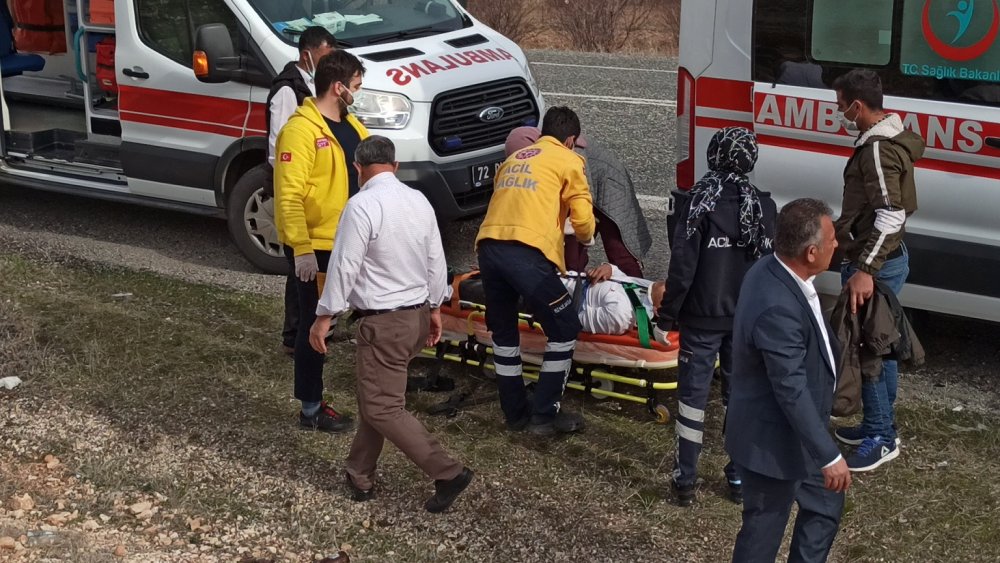 Batman'da, hafif ticari araç ile kamyonet çarpıştı: 5 yaralı
