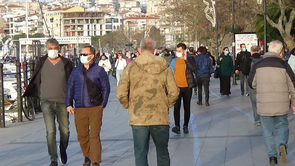 Çanakkale'de kalabalık vatandaş görüntüleri endişelendirdi