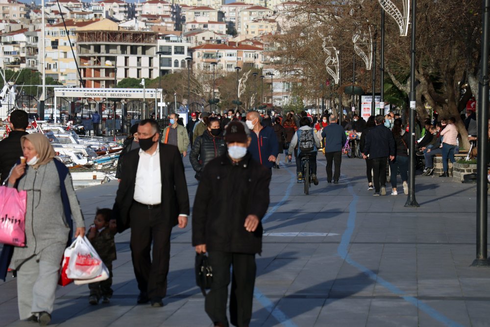 Çanakkale'de kalabalık vatandaş görüntüleri endişelendirdi