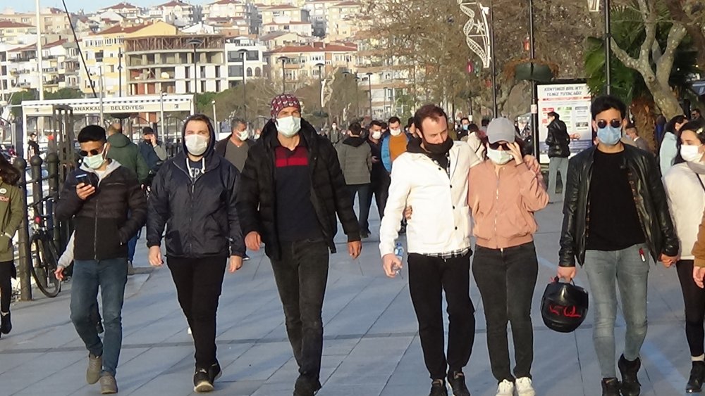 Çanakkale'de kalabalık vatandaş görüntüleri endişelendirdi