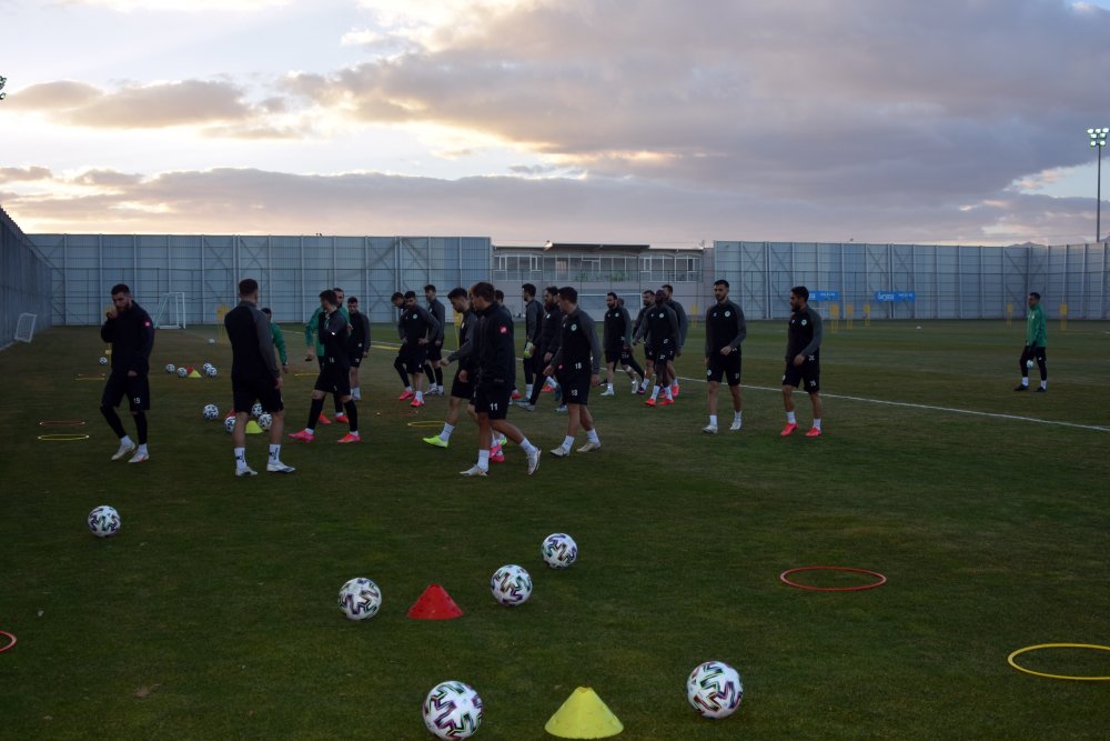 İlhan Palut: Konyaspor’u bulunduğu konumdan daha iyi yerlere taşıyacağız