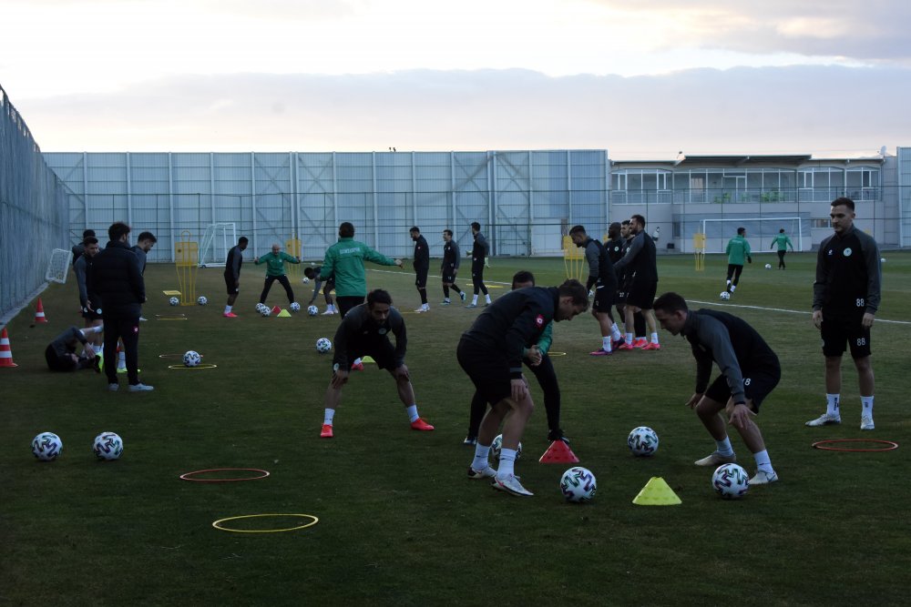 İlhan Palut: Konyaspor’u bulunduğu konumdan daha iyi yerlere taşıyacağız