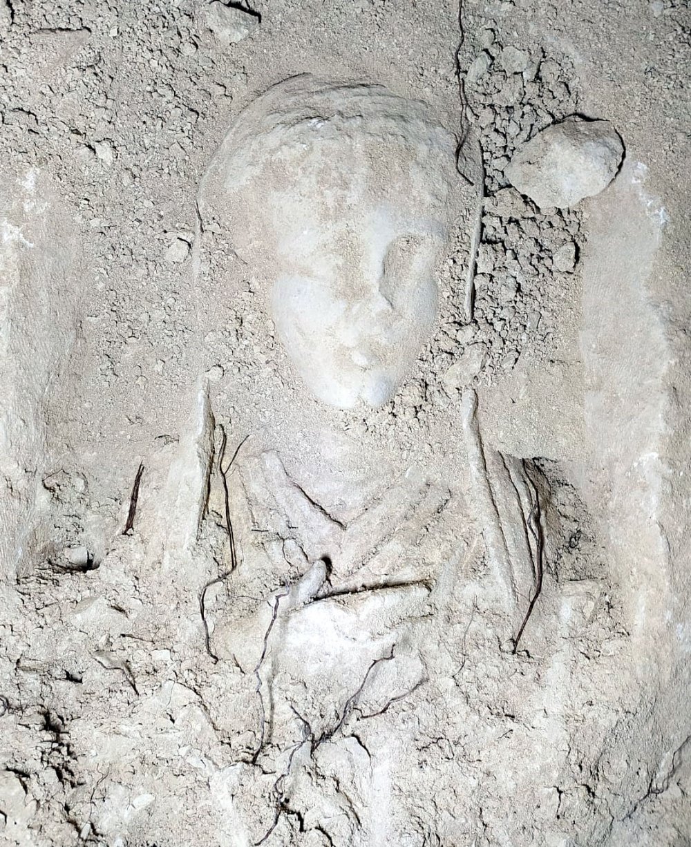 Kaçak kazı yaparken yakalanan şüphelilerin bulduğu kadın heykeline el kondu