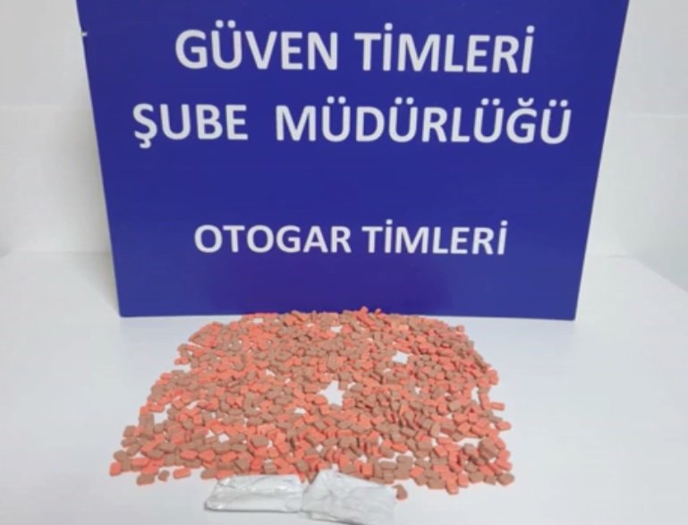 Otogar'da yolcunun montundaki uyuşturucular böyle bulundu
