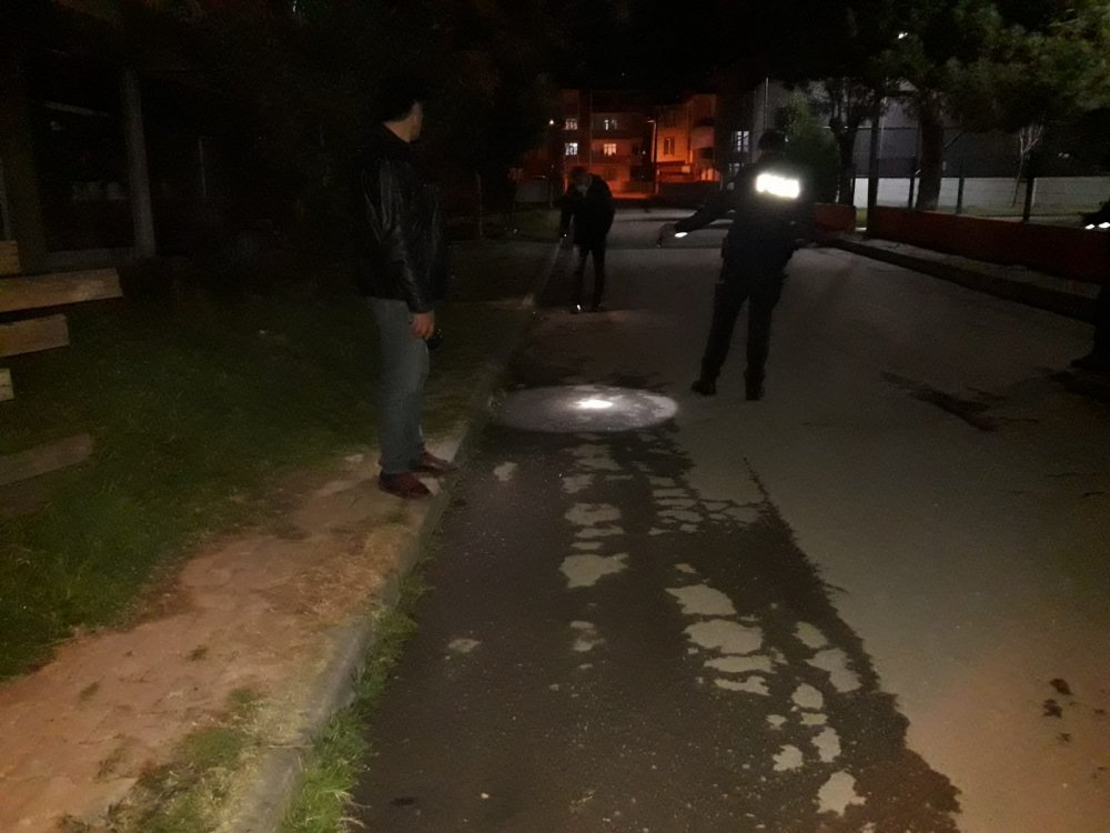 Parkta tartıştıkları kişiyi bacağından vurup, kaçtılar
