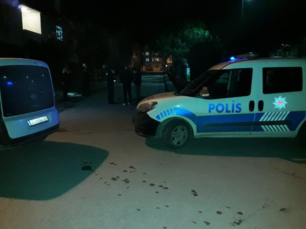 Parkta tartıştıkları kişiyi bacağından vurup, kaçtılar