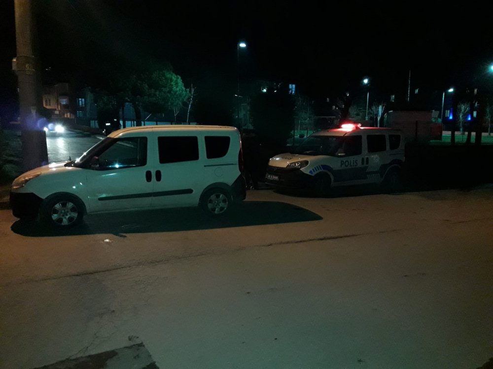 Parkta tartıştıkları kişiyi bacağından vurup, kaçtılar