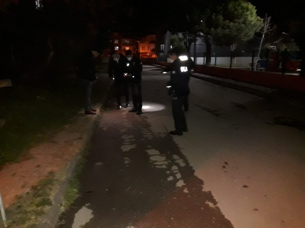 Parkta tartıştıkları kişiyi bacağından vurup, kaçtılar