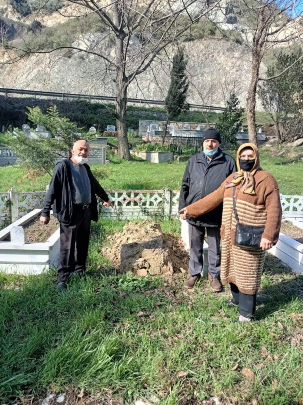Sakarya’da akıl almaz olay: Mezar taşları çalındı