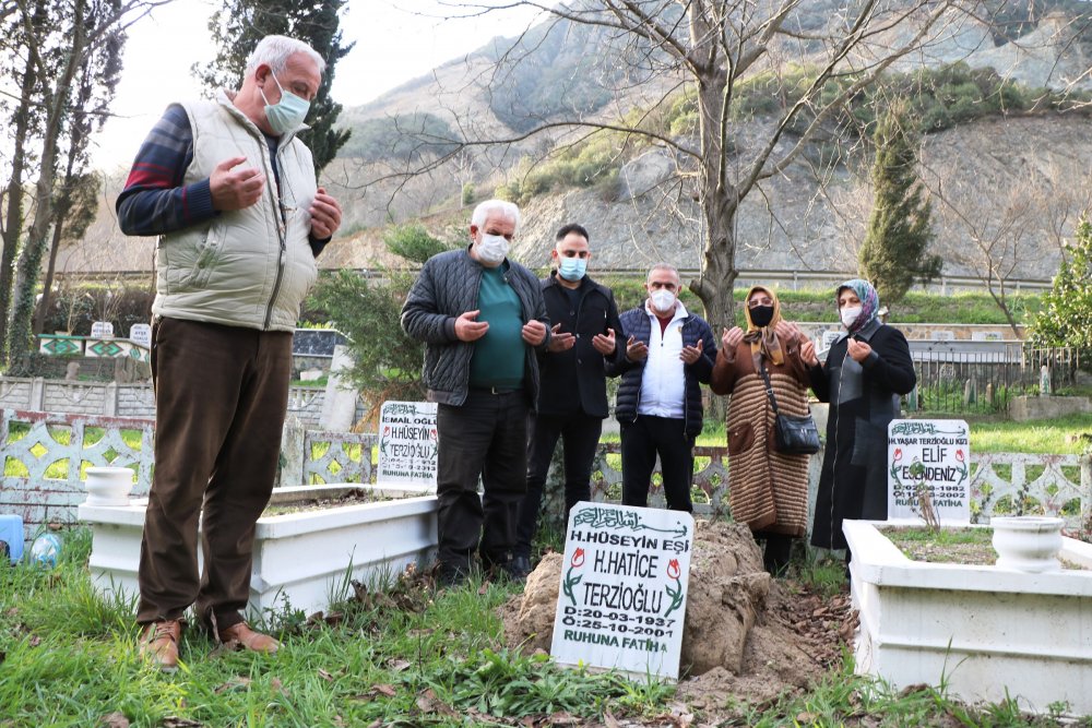 Sakarya’da akıl almaz olay: Mezar taşları çalındı