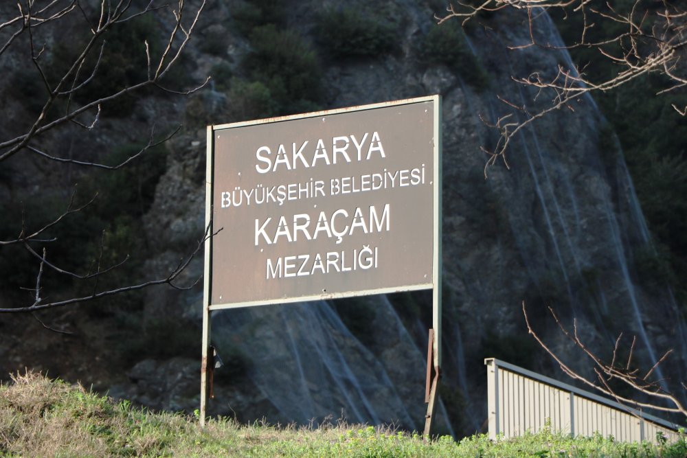 Sakarya’da akıl almaz olay: Mezar taşları çalındı