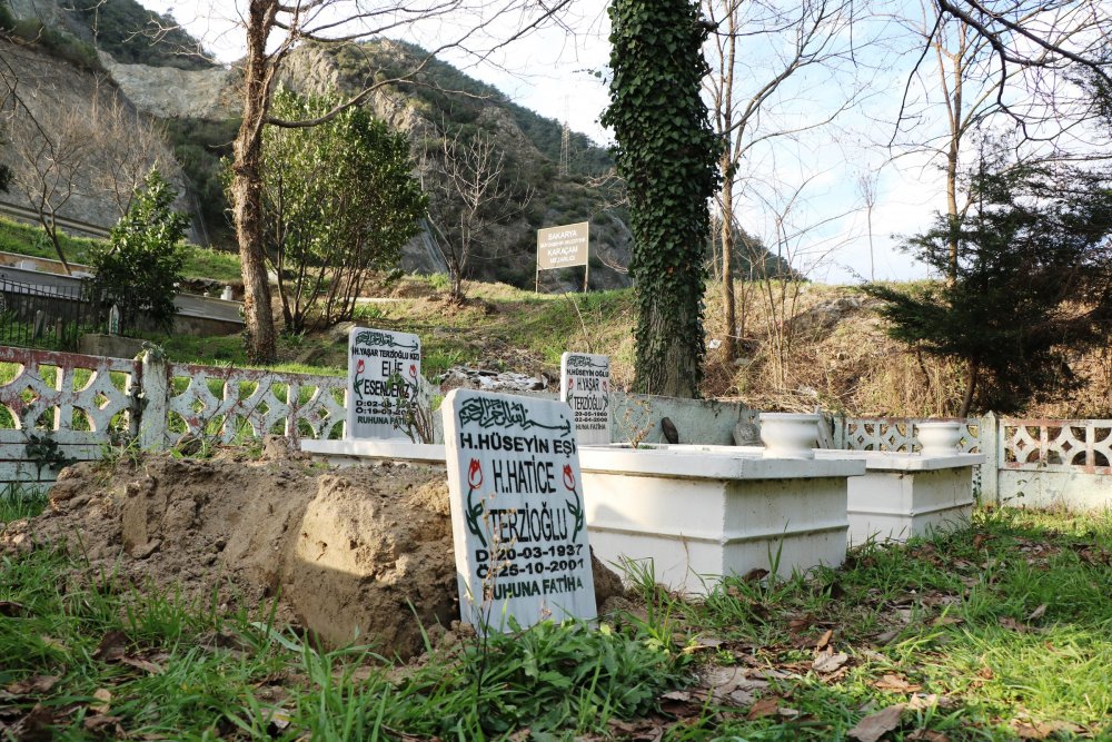 Sakarya’da akıl almaz olay: Mezar taşları çalındı