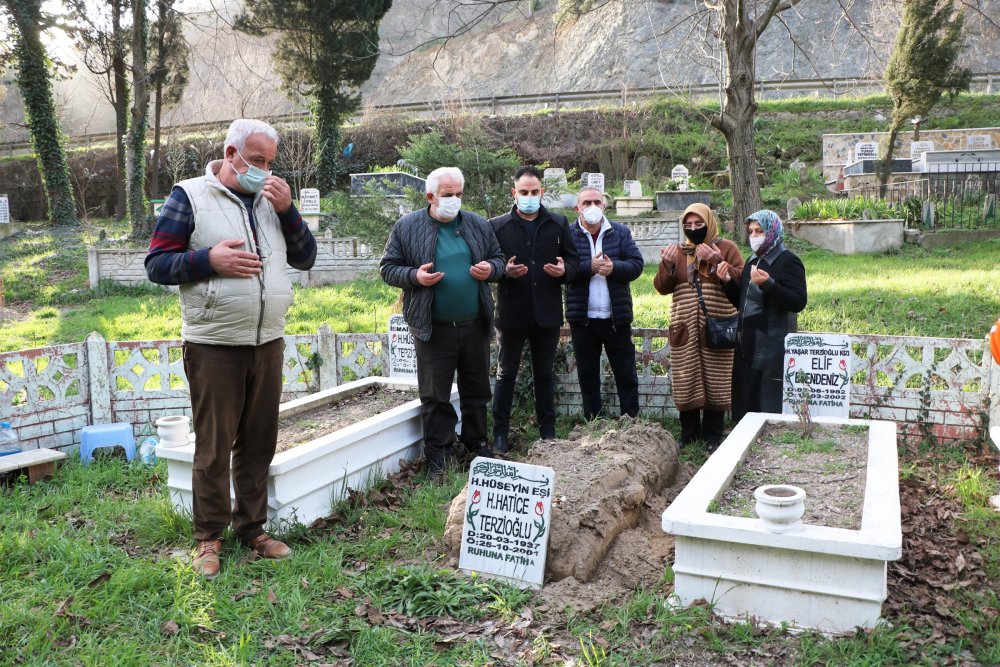 Sakarya’da akıl almaz olay: Mezar taşları çalındı