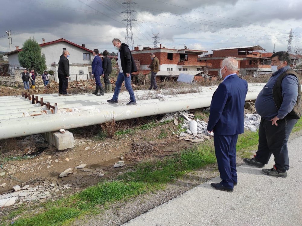 Soma'da şiddetli yağış nedeniyle zemin kattaki evleri su bastı