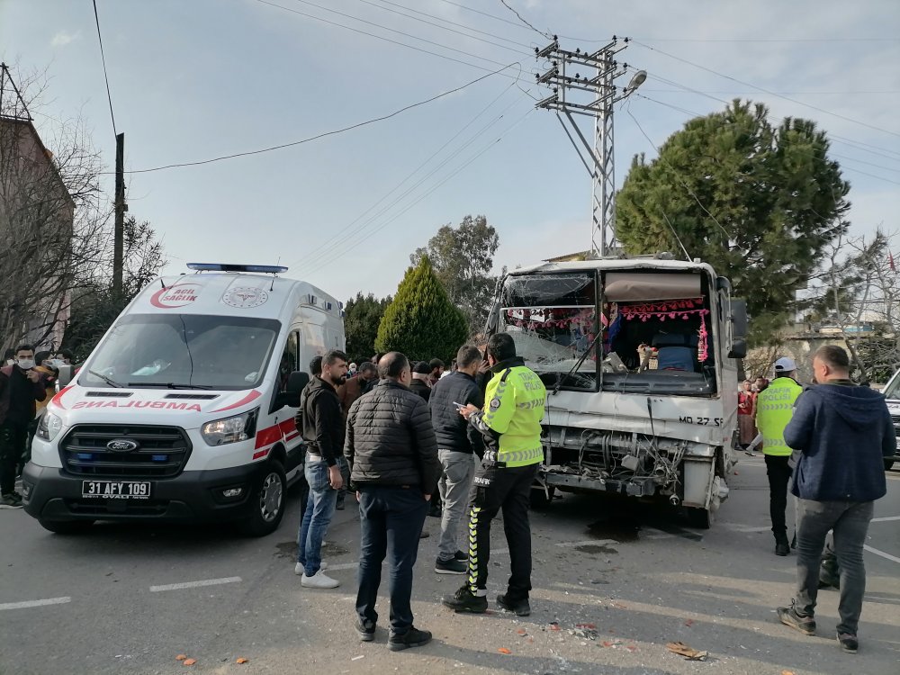 Tarım işçilerini taşıyan midibüsler çarpıştı