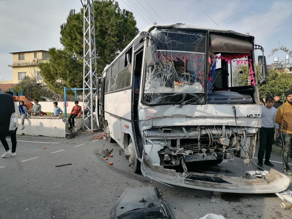 Tarım işçilerini taşıyan midibüsler çarpıştı