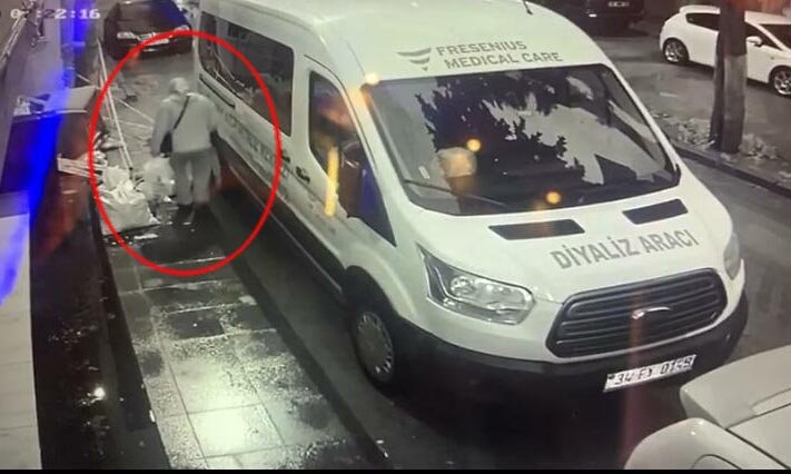 Yaşlı kadın kapağı çalınan rögara düştü, o anlar güvenlik kamerasına yansıdı