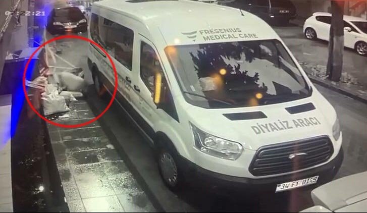 Yaşlı kadın kapağı çalınan rögara düştü, o anlar güvenlik kamerasına yansıdı