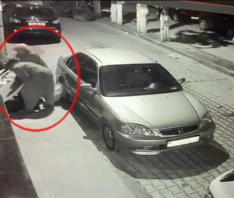 Yaşlı kadın kapağı çalınan rögara düştü, o anlar güvenlik kamerasına yansıdı