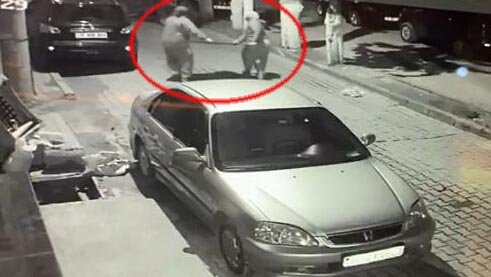 Yaşlı kadın kapağı çalınan rögara düştü, o anlar güvenlik kamerasına yansıdı