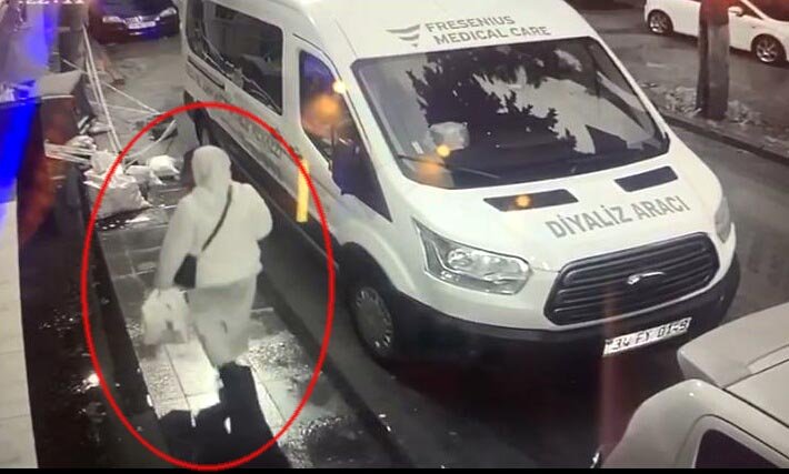 Yaşlı kadın kapağı çalınan rögara düştü, o anlar güvenlik kamerasına yansıdı