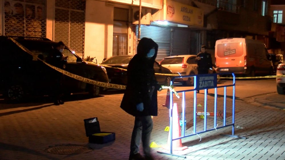 Zeytinburnu'nda bir kişi sokak ortasında silahla vuruldu