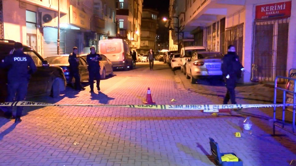 Zeytinburnu'nda bir kişi sokak ortasında silahla vuruldu