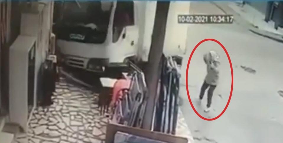 Züccaciye dükkanına çarparak duran kamyonetin altında kalmaktan son anda kurtuldu
