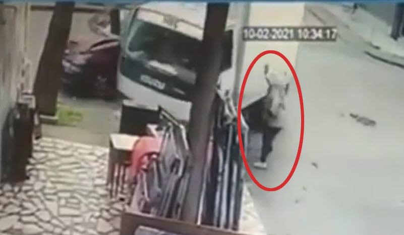 Züccaciye dükkanına çarparak duran kamyonetin altında kalmaktan son anda kurtuldu