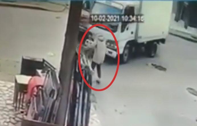 Züccaciye dükkanına çarparak duran kamyonetin altında kalmaktan son anda kurtuldu