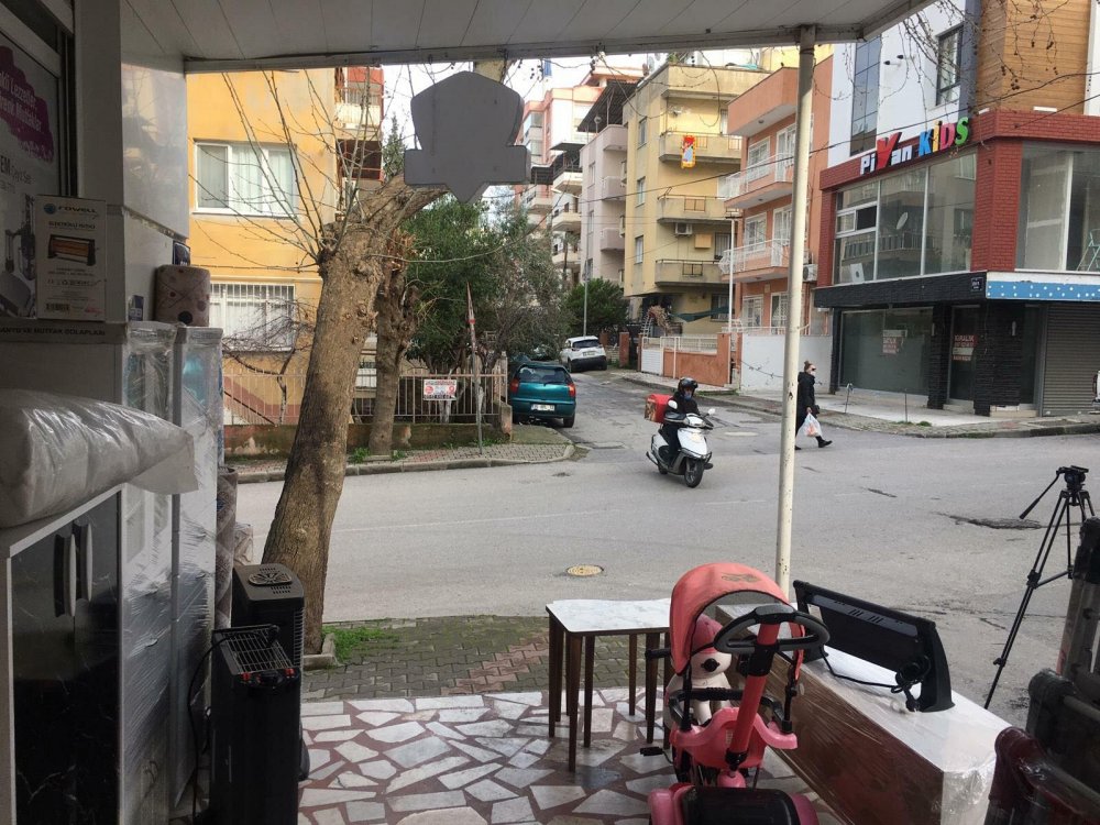 Züccaciye dükkanına çarparak duran kamyonetin altında kalmaktan son anda kurtuldu