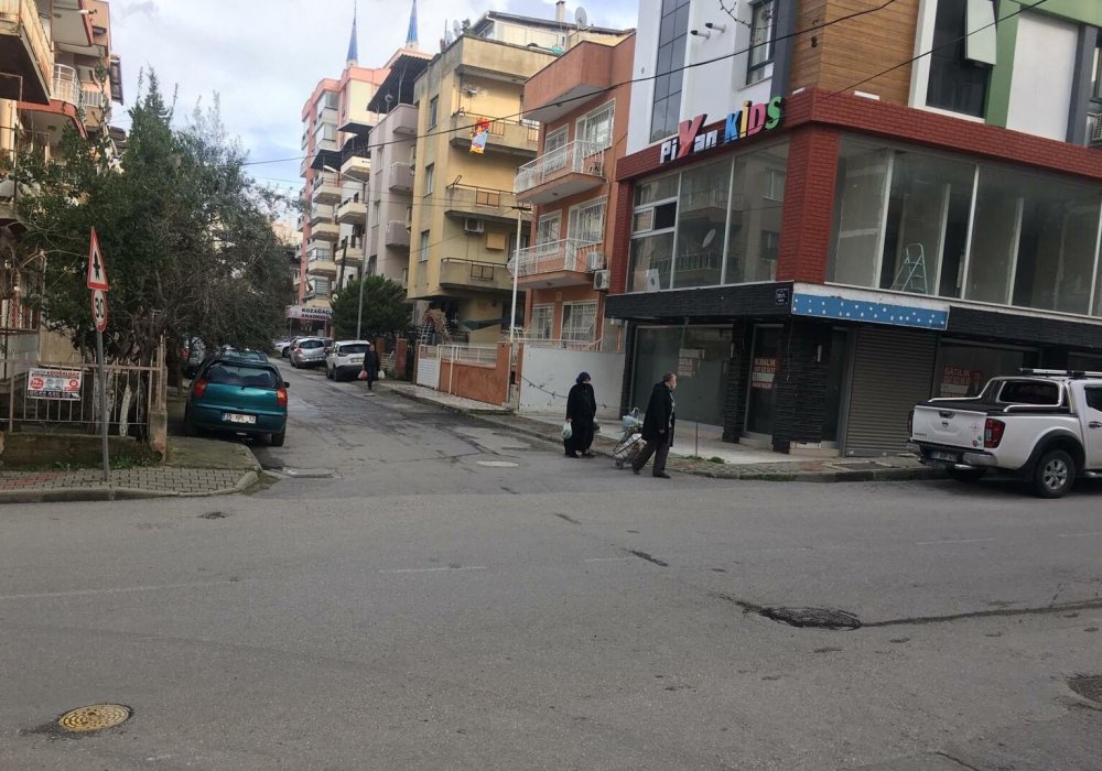 Züccaciye dükkanına çarparak duran kamyonetin altında kalmaktan son anda kurtuldu