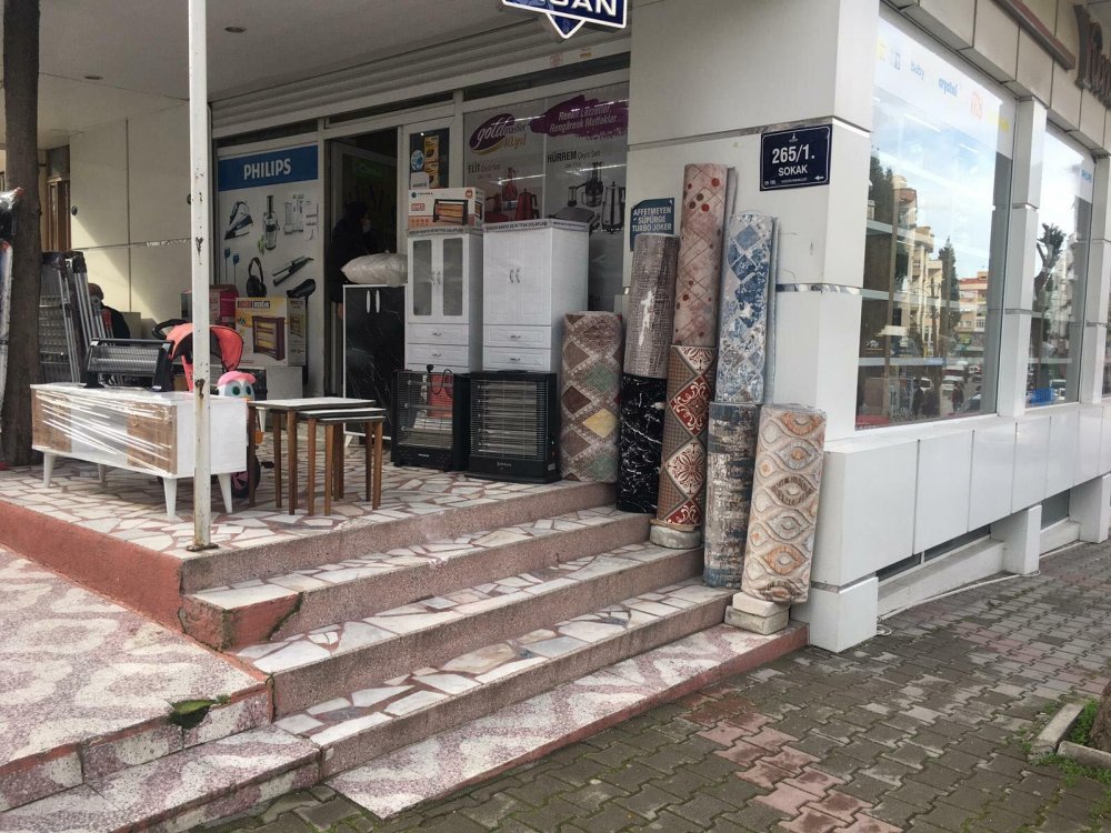 Züccaciye dükkanına çarparak duran kamyonetin altında kalmaktan son anda kurtuldu