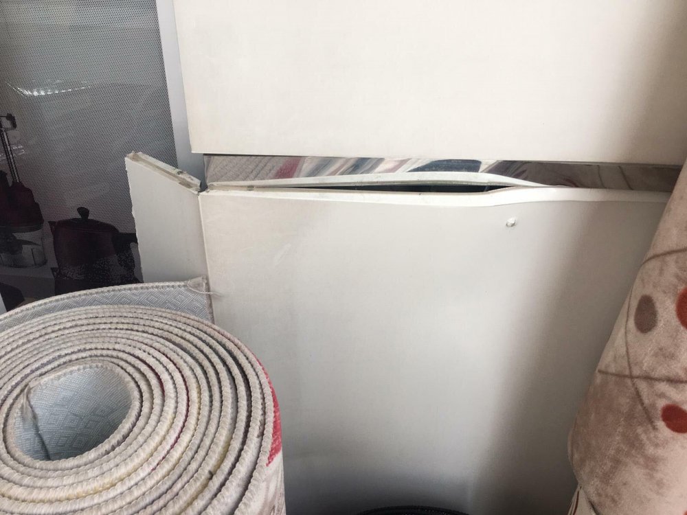 Züccaciye dükkanına çarparak duran kamyonetin altında kalmaktan son anda kurtuldu