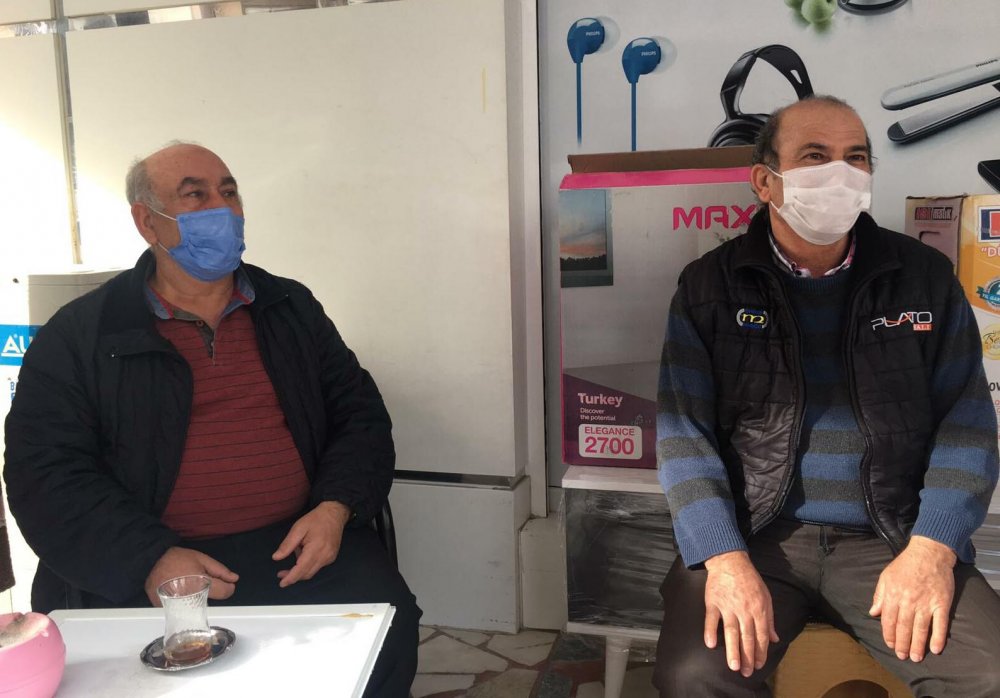 Züccaciye dükkanına çarparak duran kamyonetin altında kalmaktan son anda kurtuldu