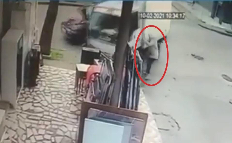 Züccaciye dükkanına çarparak duran kamyonetin altında kalmaktan son anda kurtuldu
