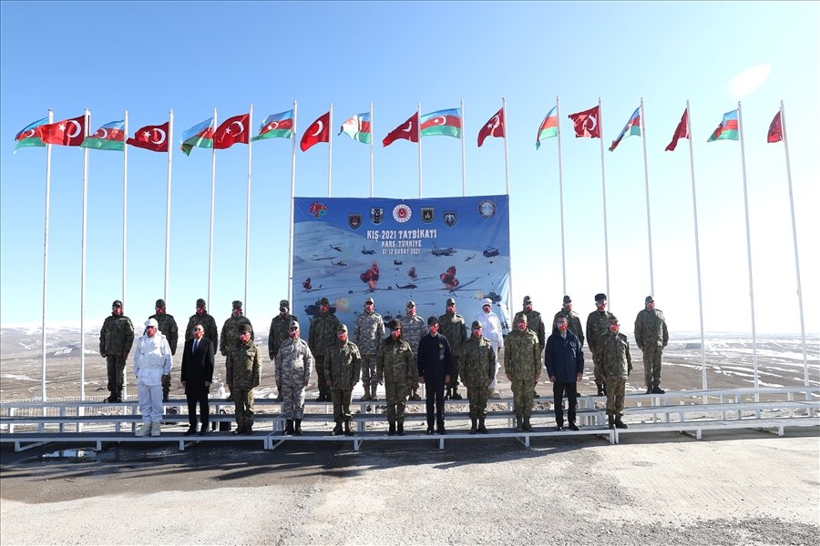 Bakan Akar: Teröristlerin barınaklarını, sığınaklarını başlarına yıktık