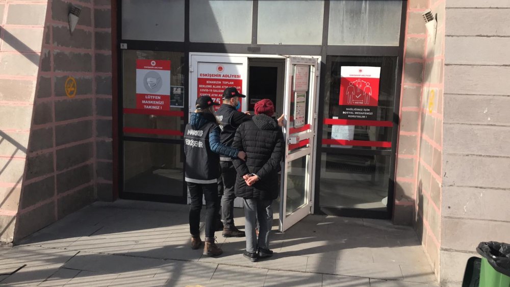 Eskişehir’de sokakta uyuşturucu satan şahıslar yakalandı
