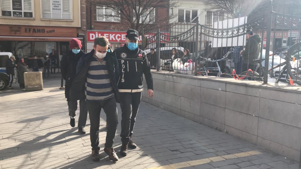 Eskişehir’de sokakta uyuşturucu satan şahıslar yakalandı
