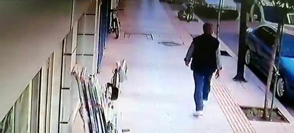 Genç kadın balkondan düştü; kaldırımda yürüyen kişi, saniyelerle kurtuldu