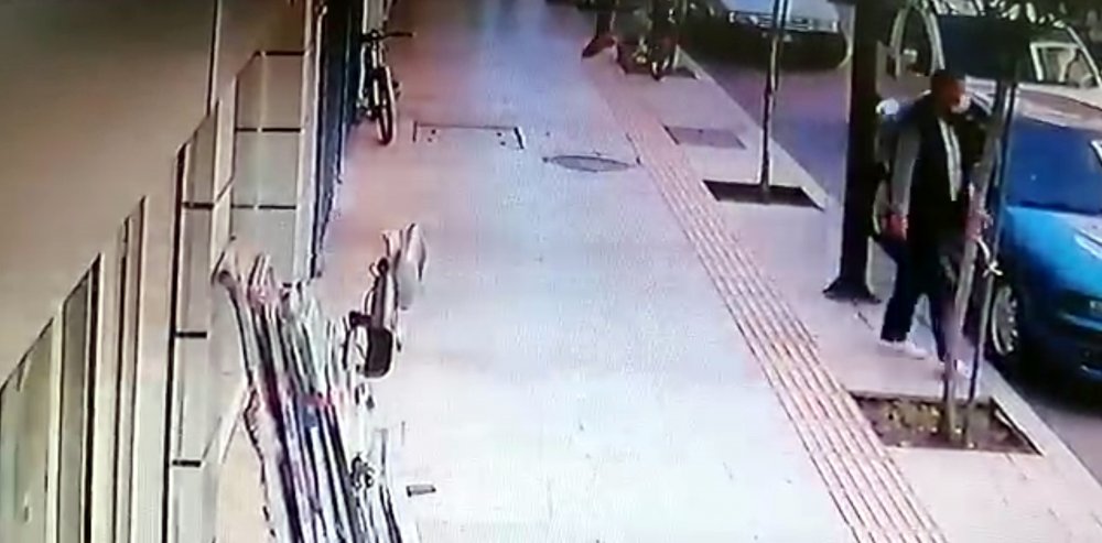 Genç kadın balkondan düştü; kaldırımda yürüyen kişi, saniyelerle kurtuldu