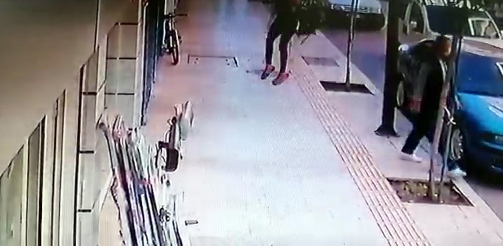 Genç kadın balkondan düştü; kaldırımda yürüyen kişi, saniyelerle kurtuldu