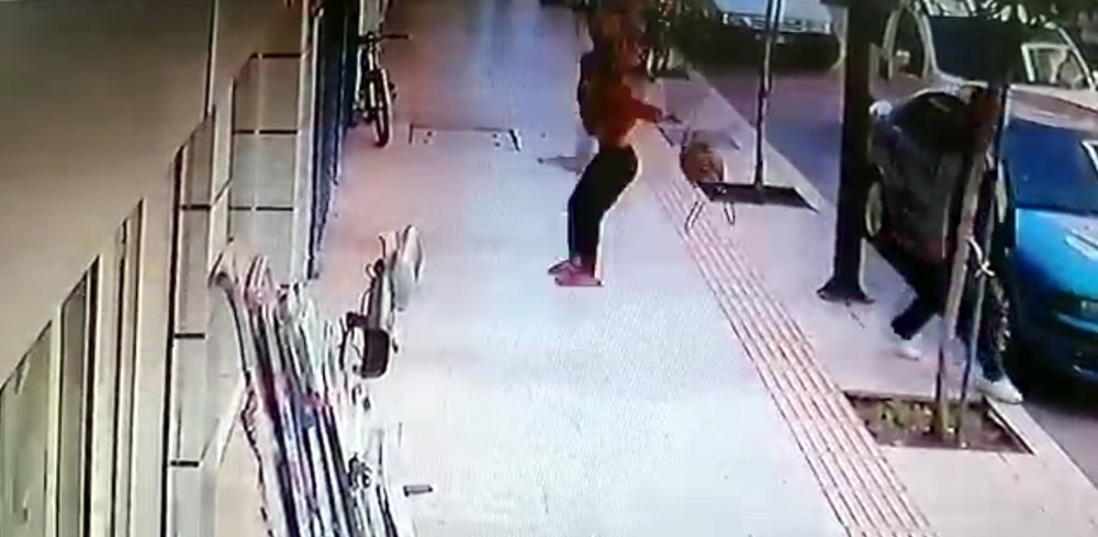 Genç kadın balkondan düştü; kaldırımda yürüyen kişi, saniyelerle kurtuldu