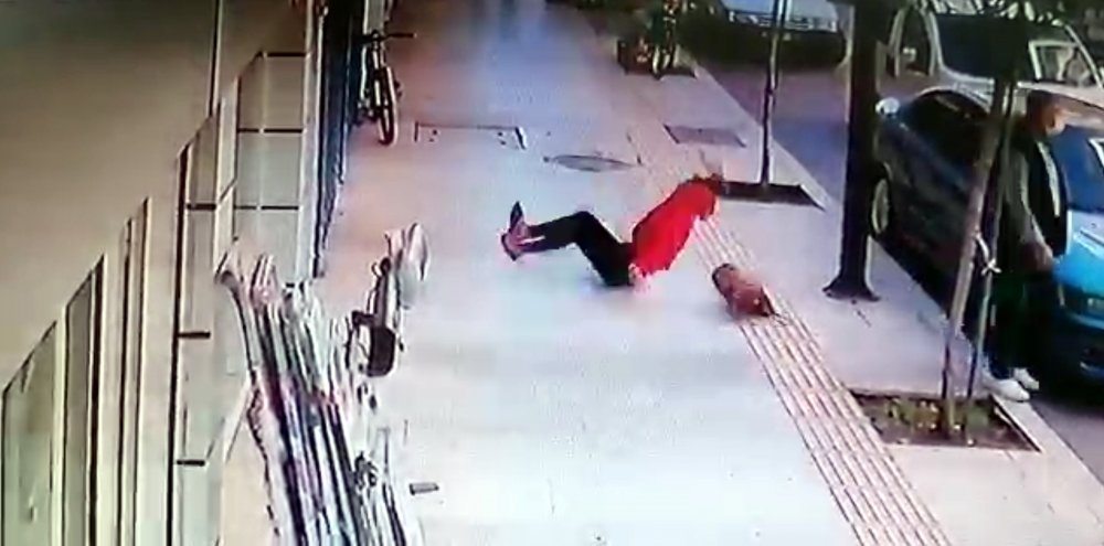 Genç kadın balkondan düştü; kaldırımda yürüyen kişi, saniyelerle kurtuldu