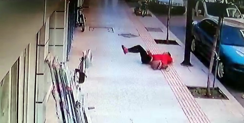 Genç kadın balkondan düştü; kaldırımda yürüyen kişi, saniyelerle kurtuldu